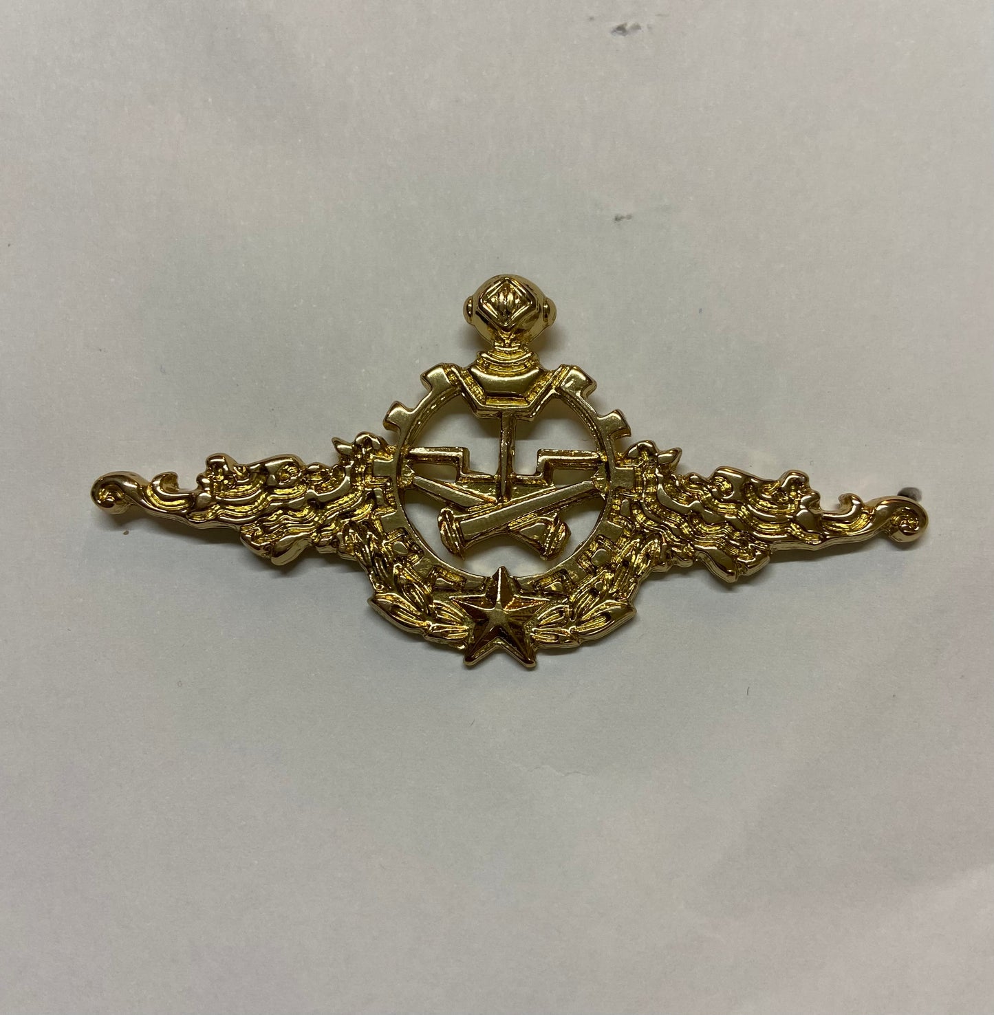 Distintivo metálico da Escola de Material Bélico - EsMB
