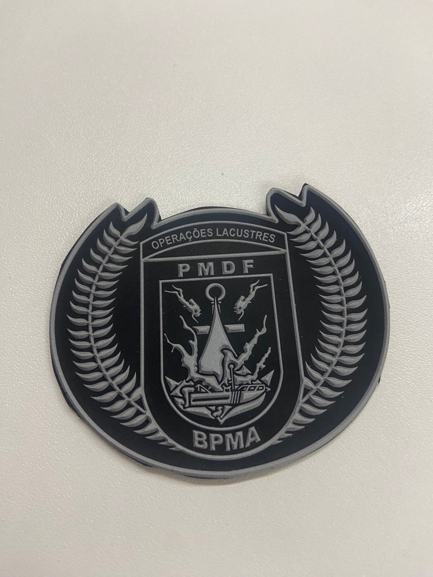 Distintivo emborrachado elipse Operações Lacustres fundo preto