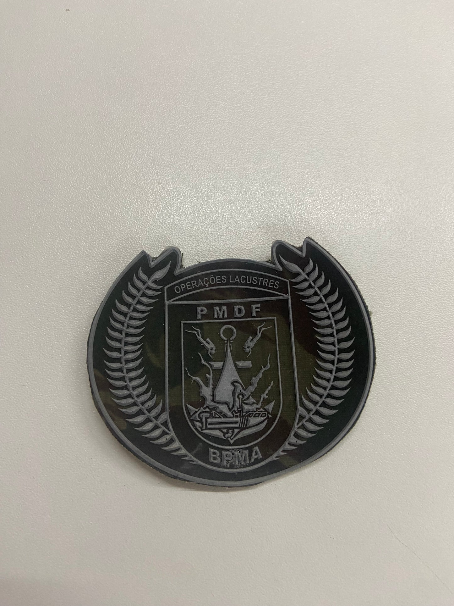 Distintivo emborrachado elipse Operações Lacustres fundo camuflado