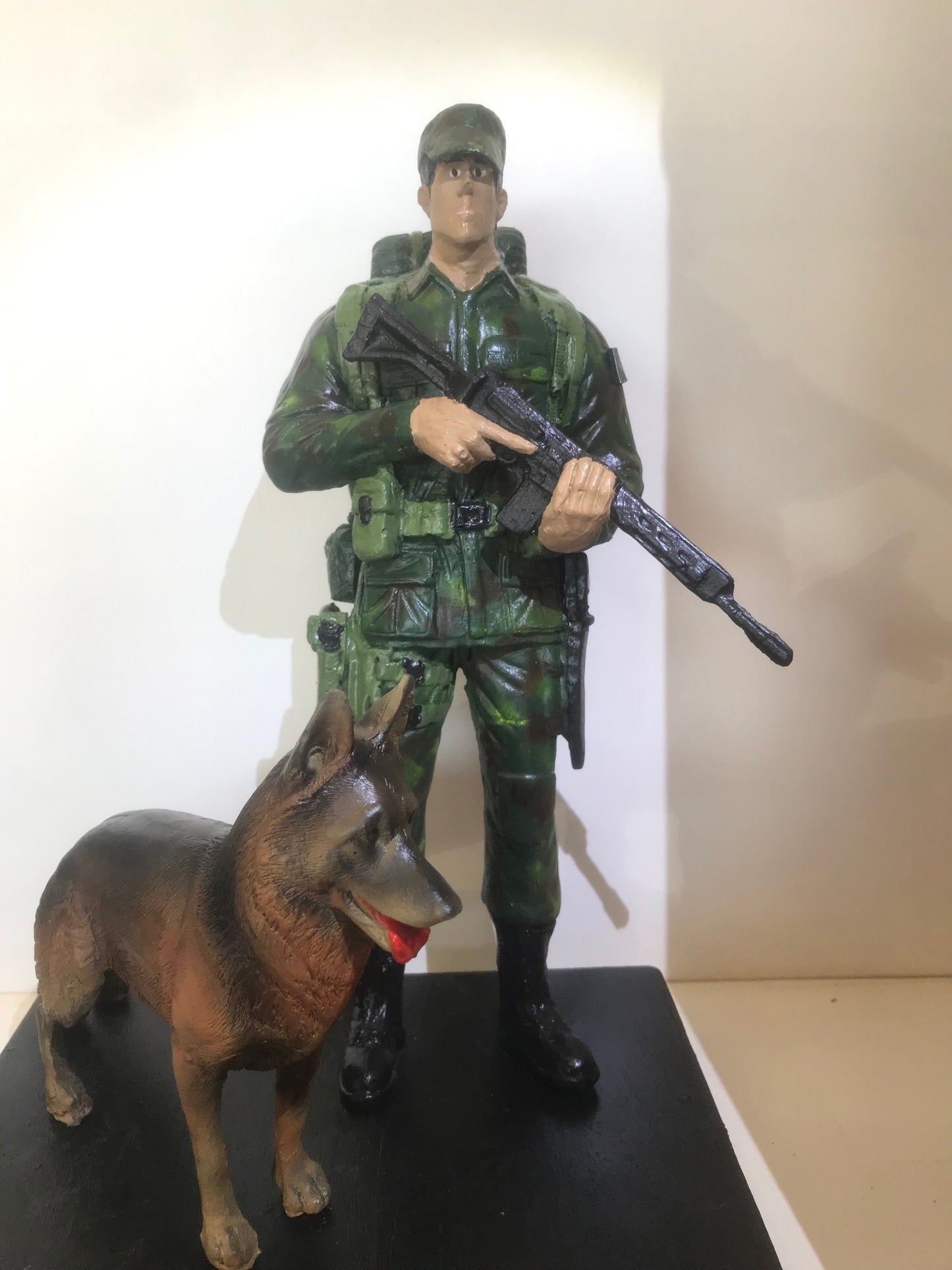 BRINDE: ESTATUETA POLICIA DO EXERCITO MILITAR E CÃO DE GUERRA
