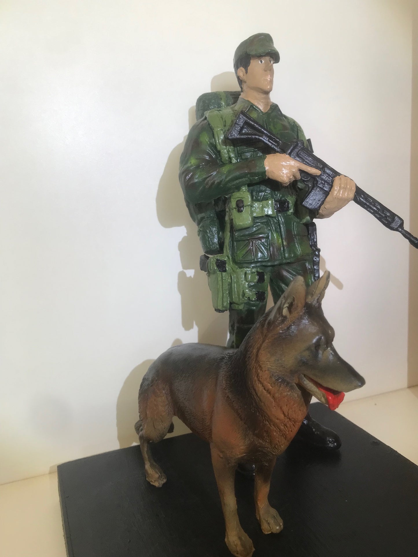 BRINDE: ESTATUETA POLICIA DO EXERCITO MILITAR E CÃO DE GUERRA