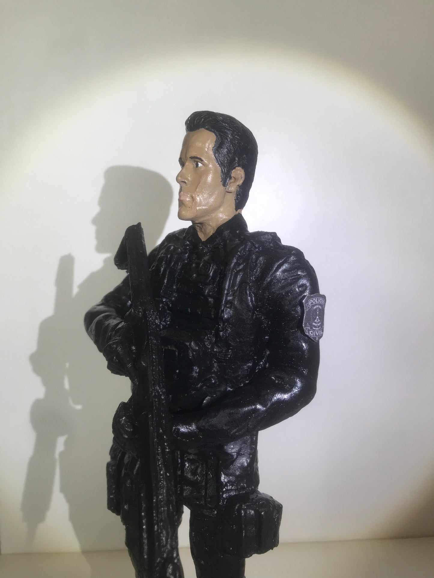 BRINDE: ESTATUETA POLICIAL CIVIL (MASCULINO)