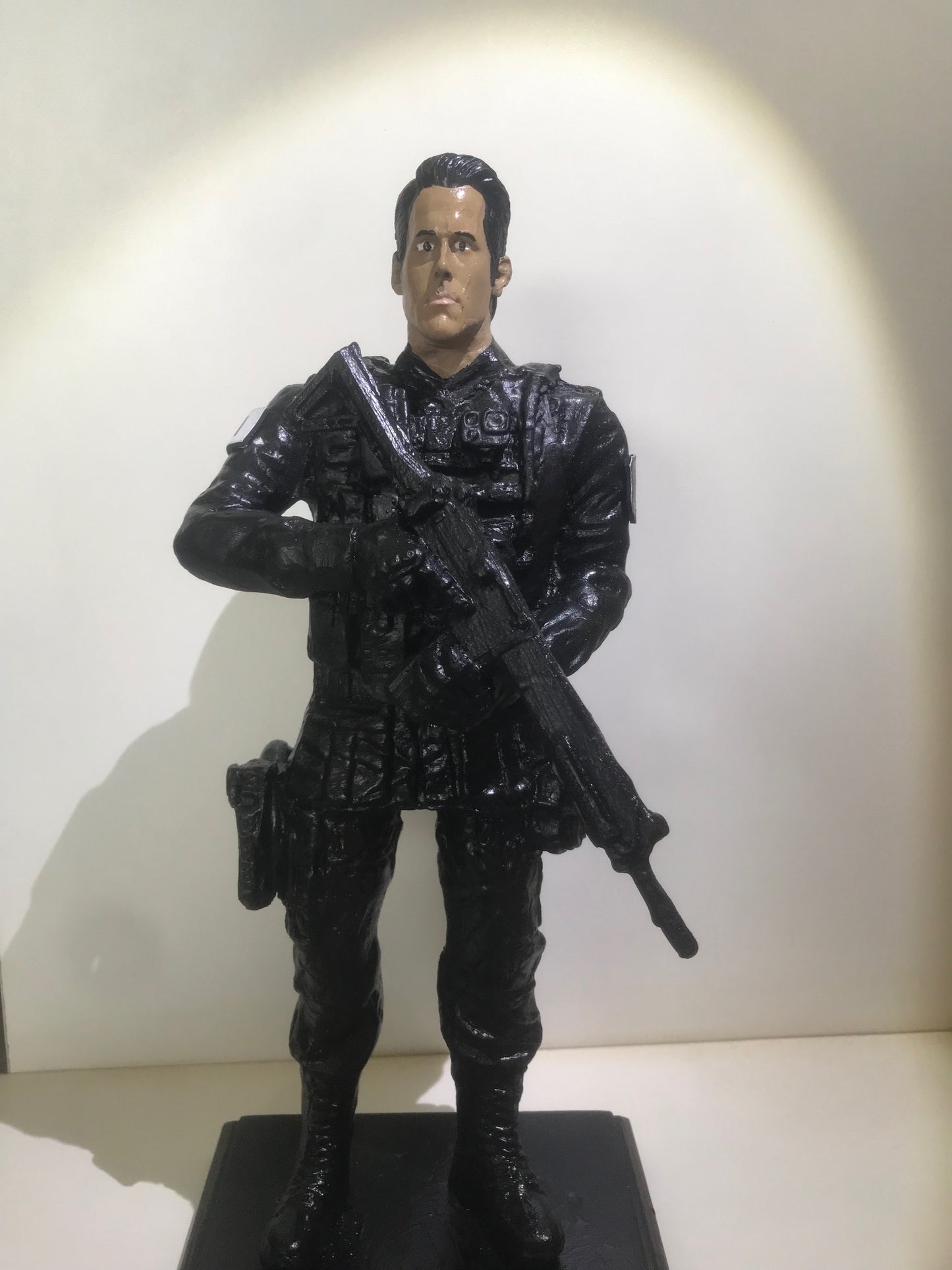 BRINDE: ESTATUETA POLICIAL CIVIL (MASCULINO)