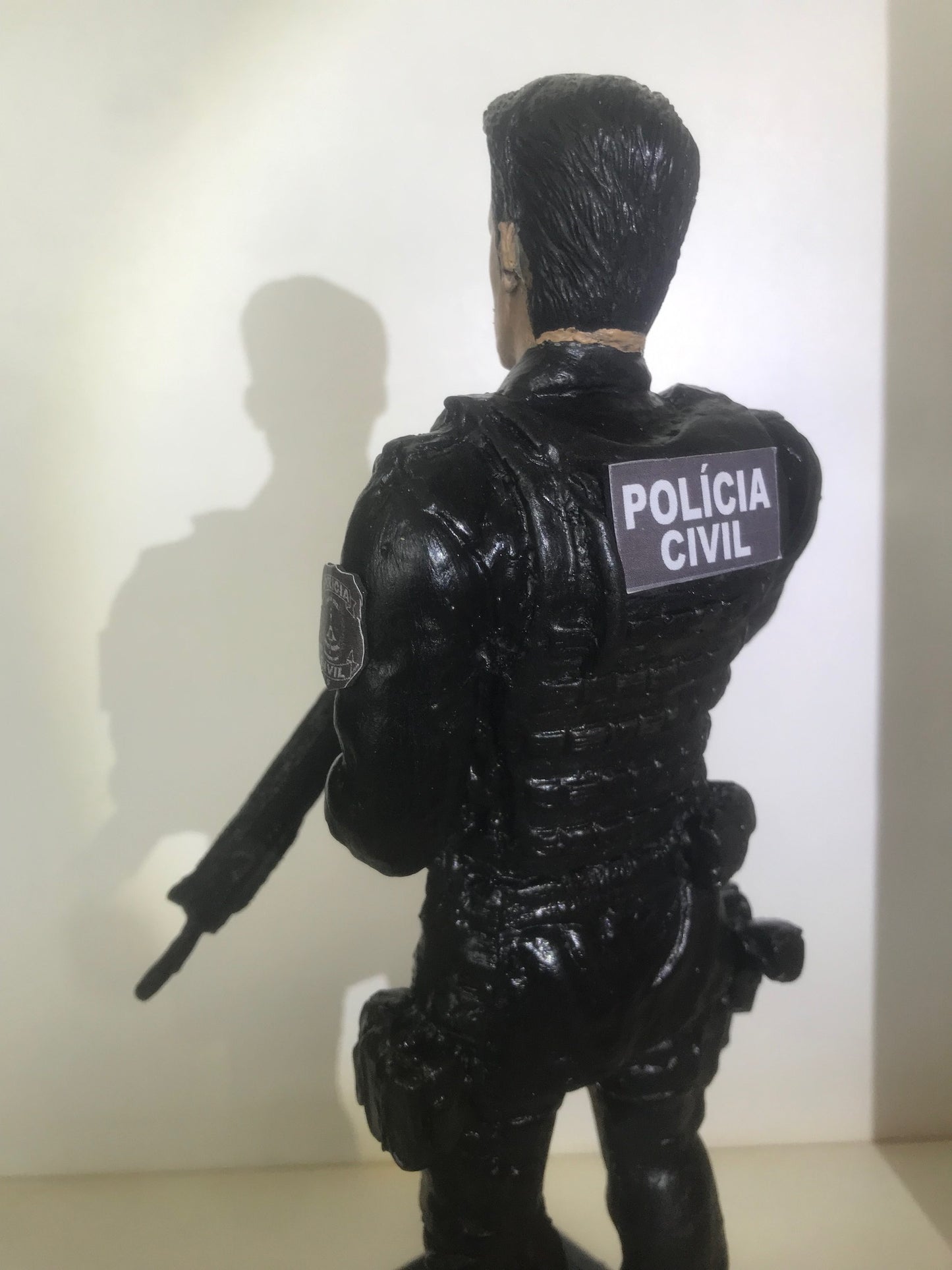 BRINDE: ESTATUETA POLICIAL CIVIL (MASCULINO)