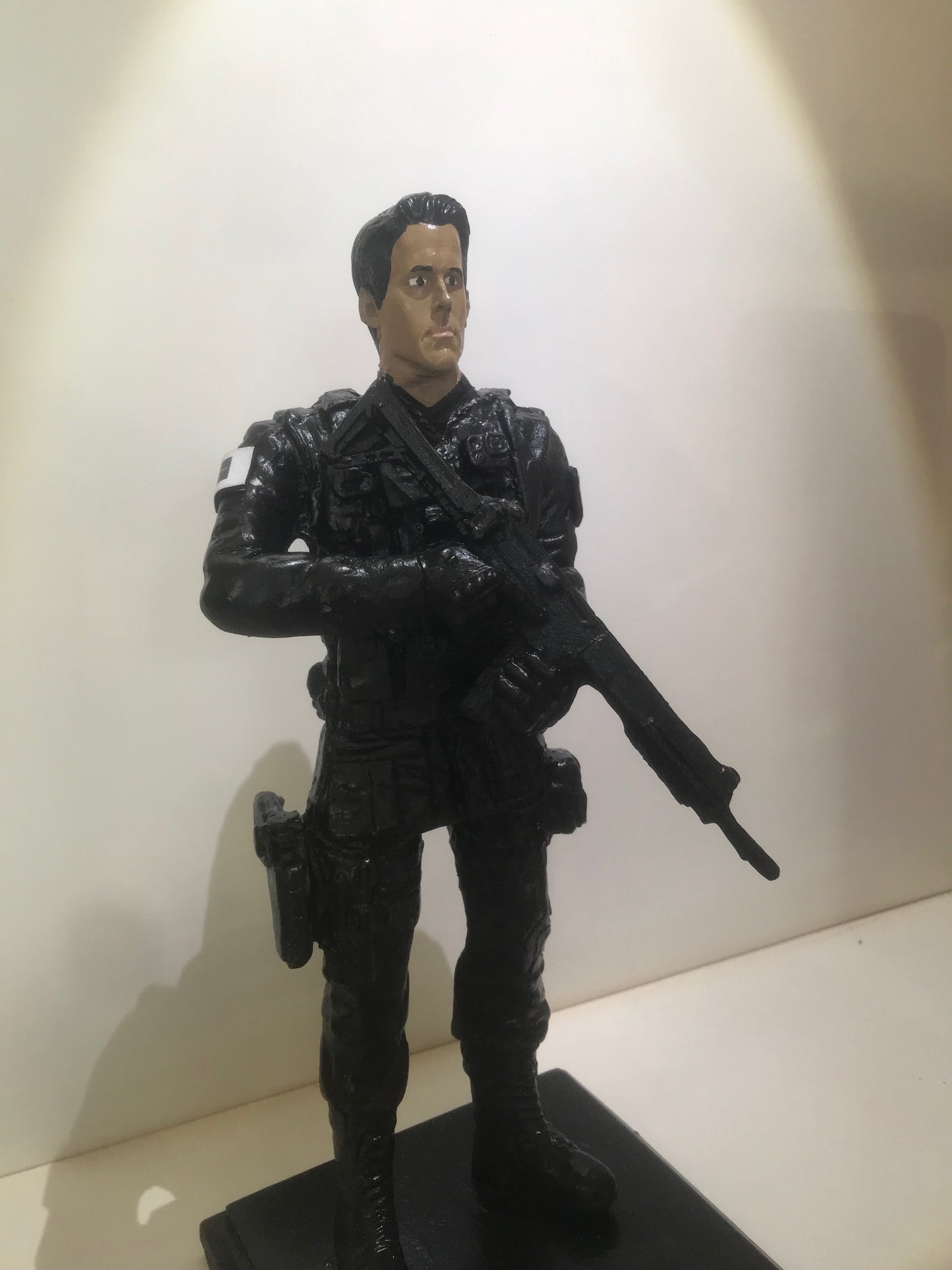 BRINDE: ESTATUETA POLICIAL CIVIL (MASCULINO)
