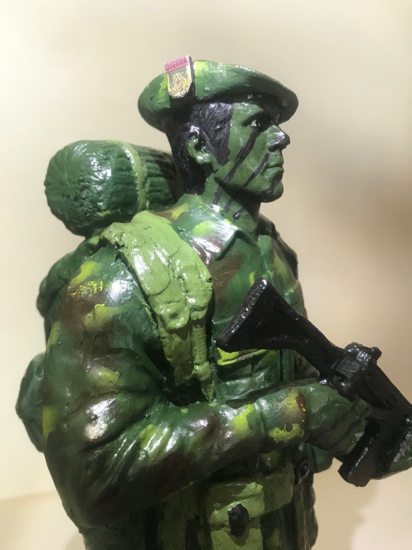 BRINDE: ESTATUETA GUERRA NA SELVA