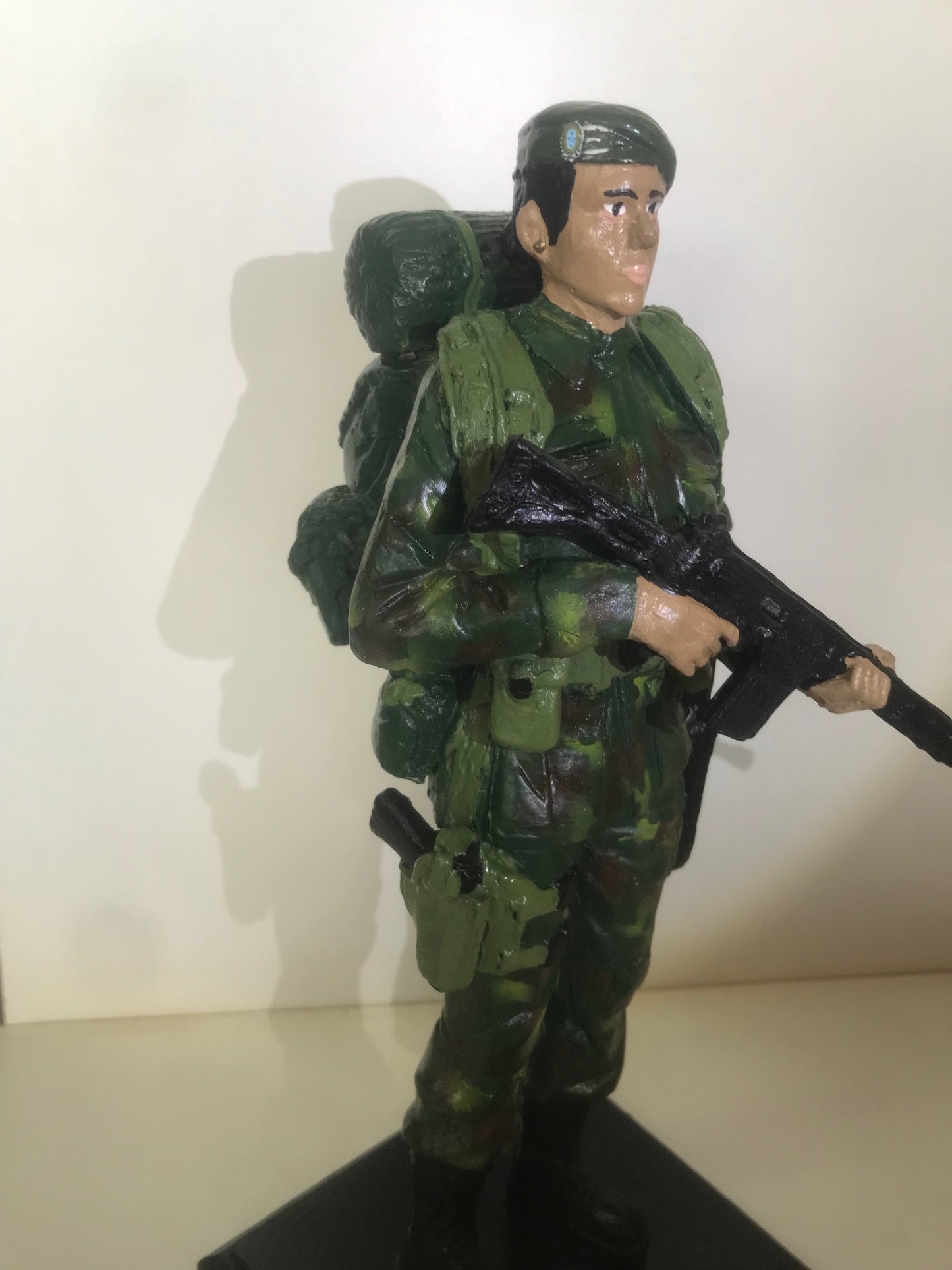 BRINDE: ESTATUETA MILITAR EXÉRCITO (FEMININO)