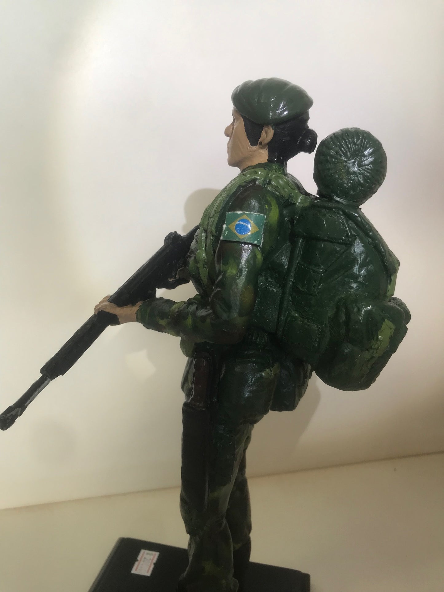BRINDE: ESTATUETA MILITAR EXÉRCITO (FEMININO)