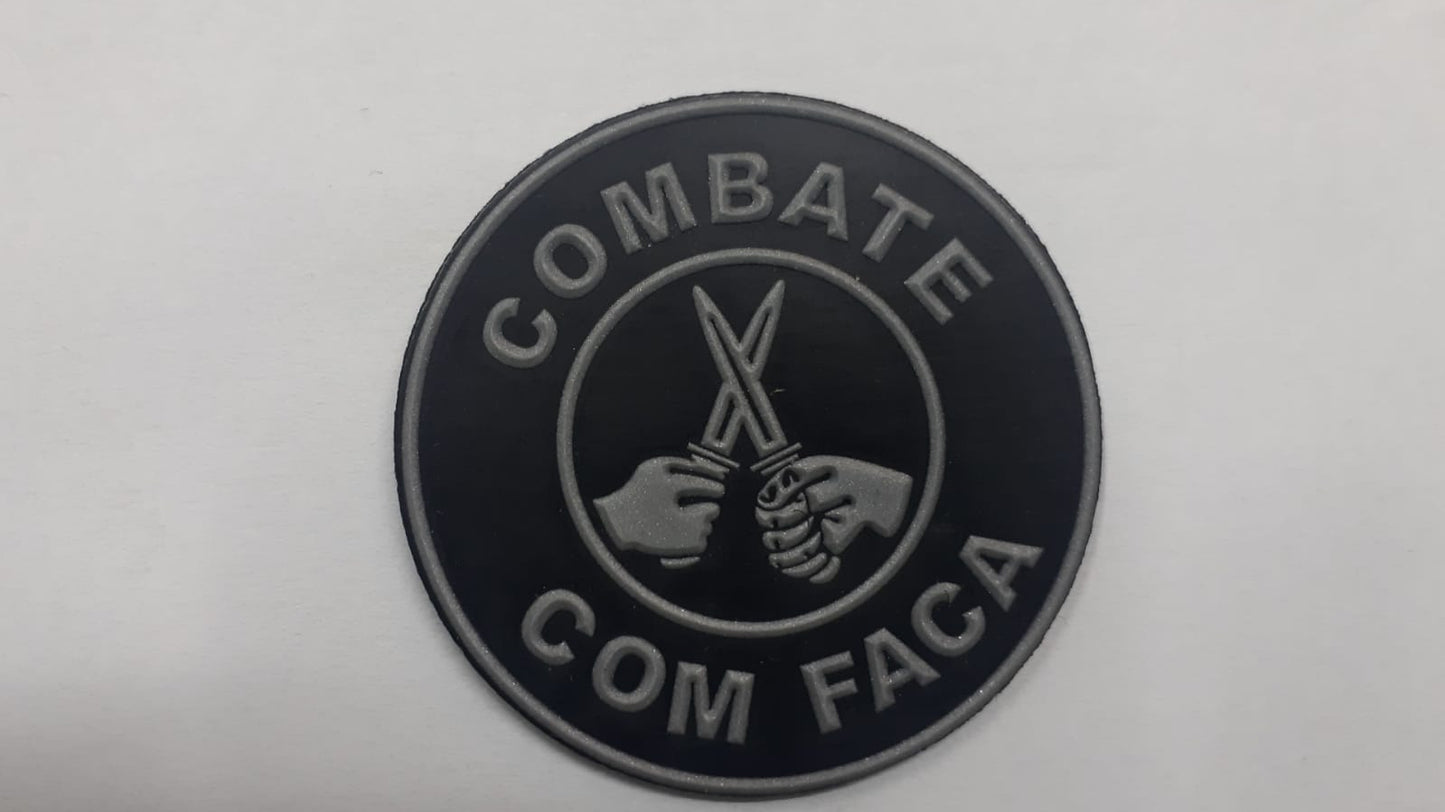 Distintivo emborrachado redondo COMBATE COM FACA