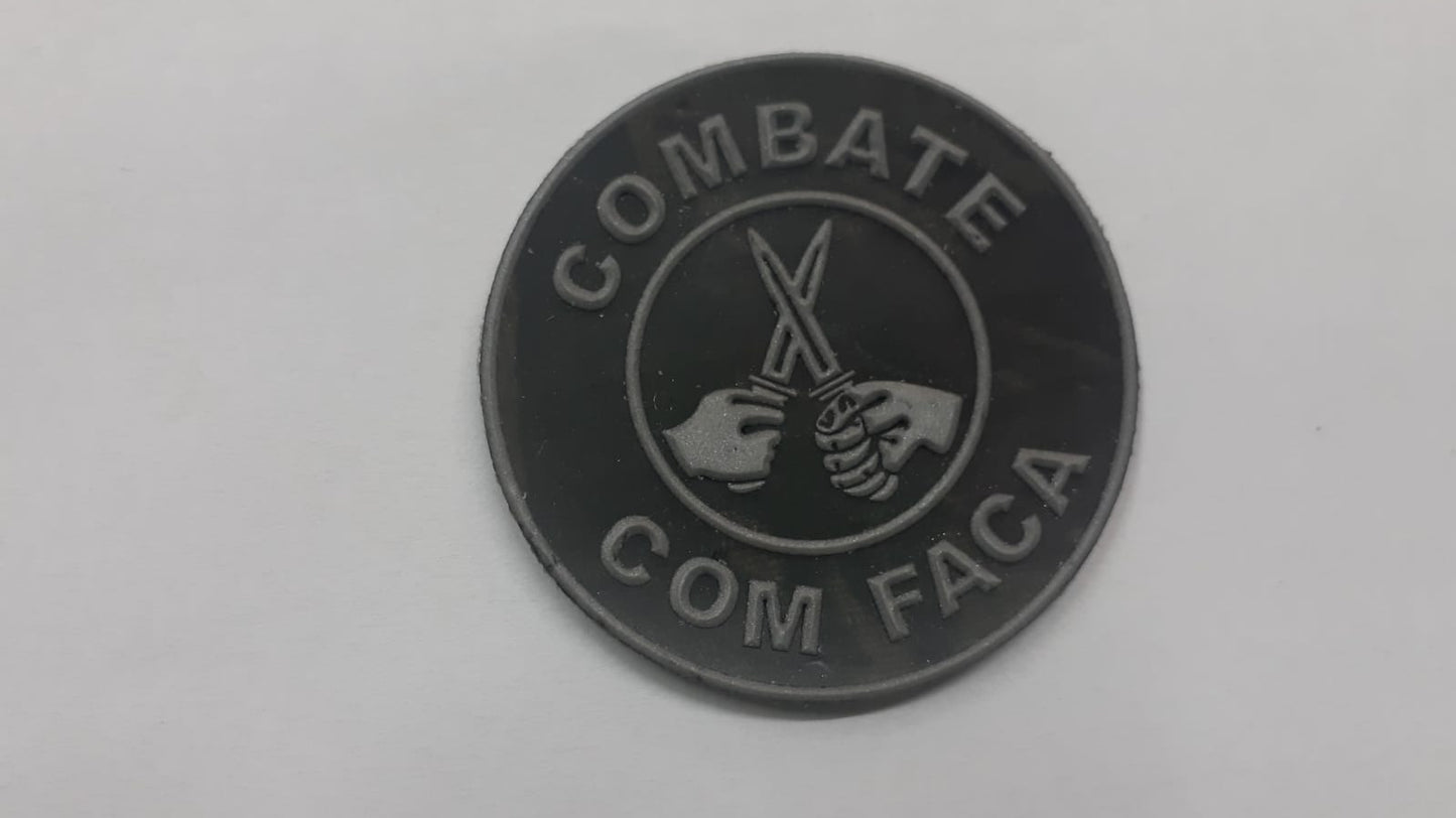 Distintivo emborrachado redondo COMBATE COM FACA