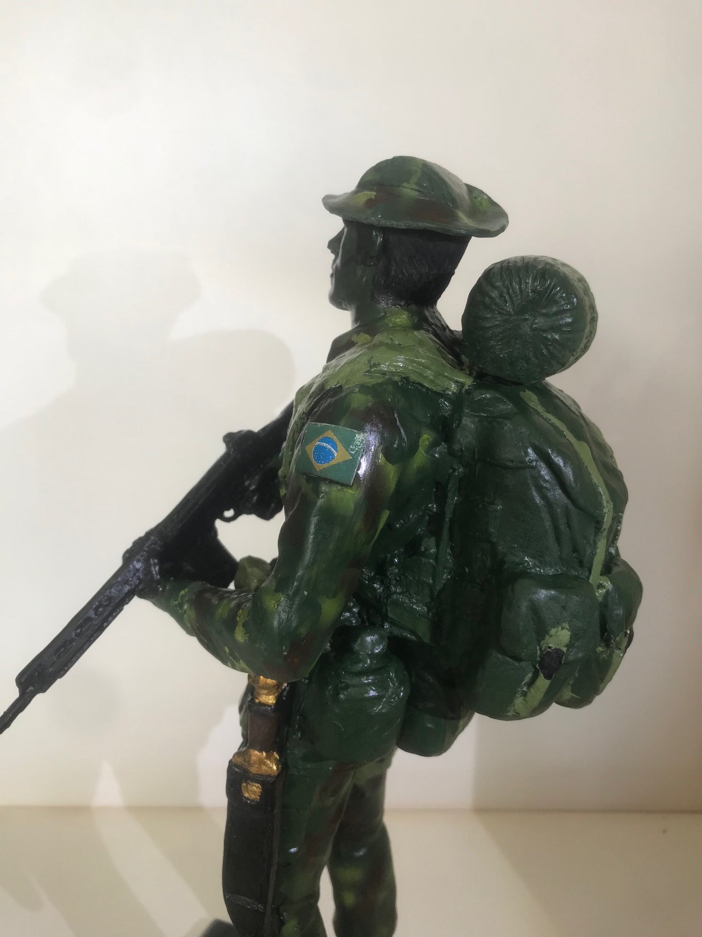 BRINDE: ESTATUETA GUERRA NA SELVA